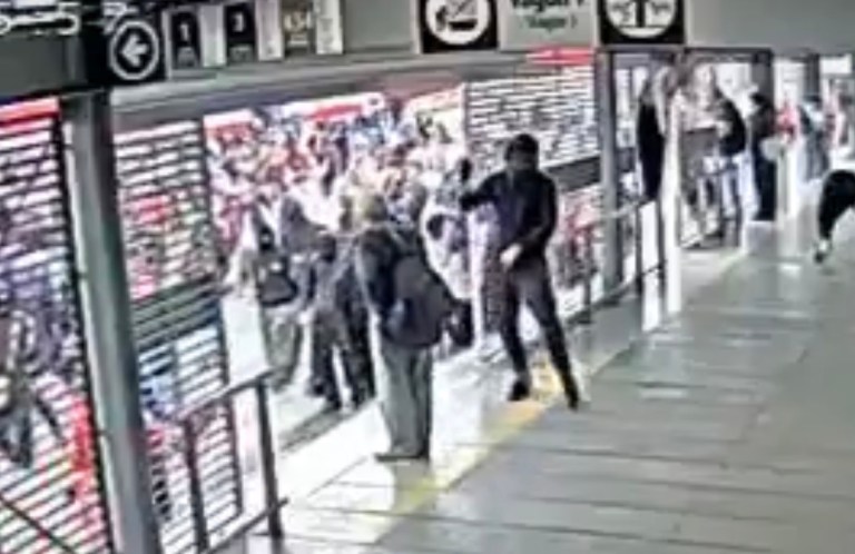 Video: Encapuchados atacan Transmilenio y hieren a adulto mayor durante protestas