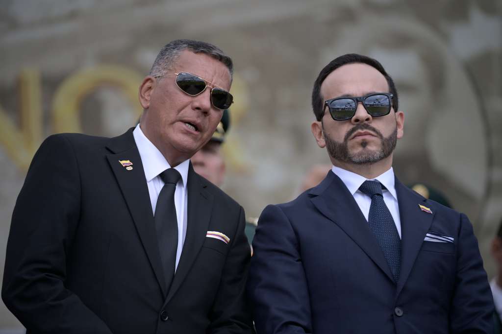 Presidente de Colombia y Jorge Eduardo Mora López, ministro de Defensa, durante la ceremonia de reconocimiento de la nueva cúpula de las Fuerzas Militares y la Policía Nacional, realizado en la Escuela Militar de Cadetes General José María Córdova, en Bogotá.
