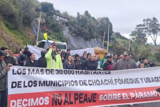 La mañana de este viernes 16 de febrero un grupo de ciudadanos bloqueó la vía Bogotá-La Calera a propósito de la instalación de un peaje en la vía Bogotá-Choachí