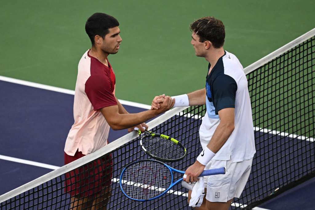 El español Carlos Alcaraz y el británico Jack Draper (der.) se saludan en la red de la Cancha 1 del complejo de Indian Wells.