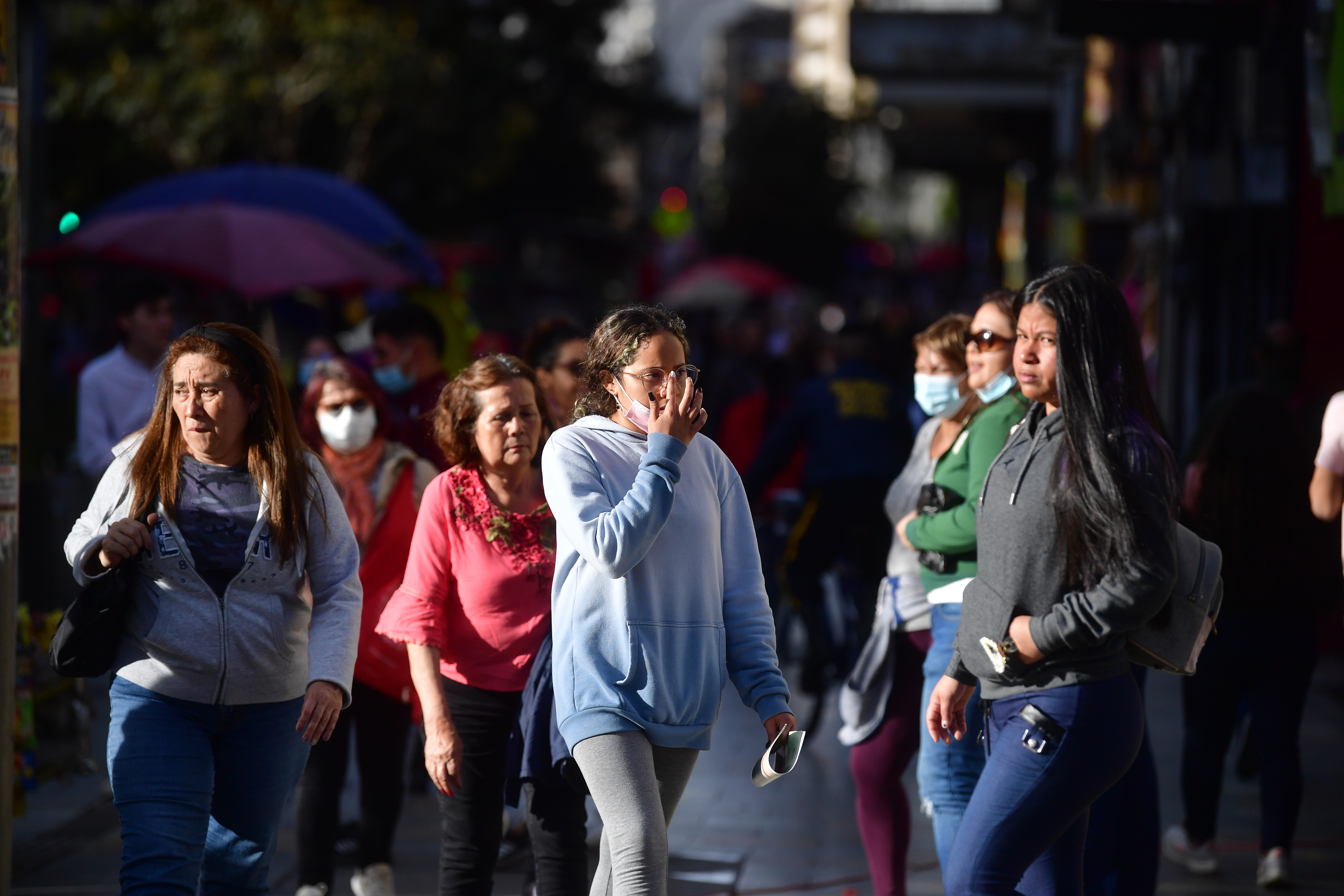 Ambiente en el centro de Bogotá después del levantamiento de la medida de uso obligatorio de tapabocas.