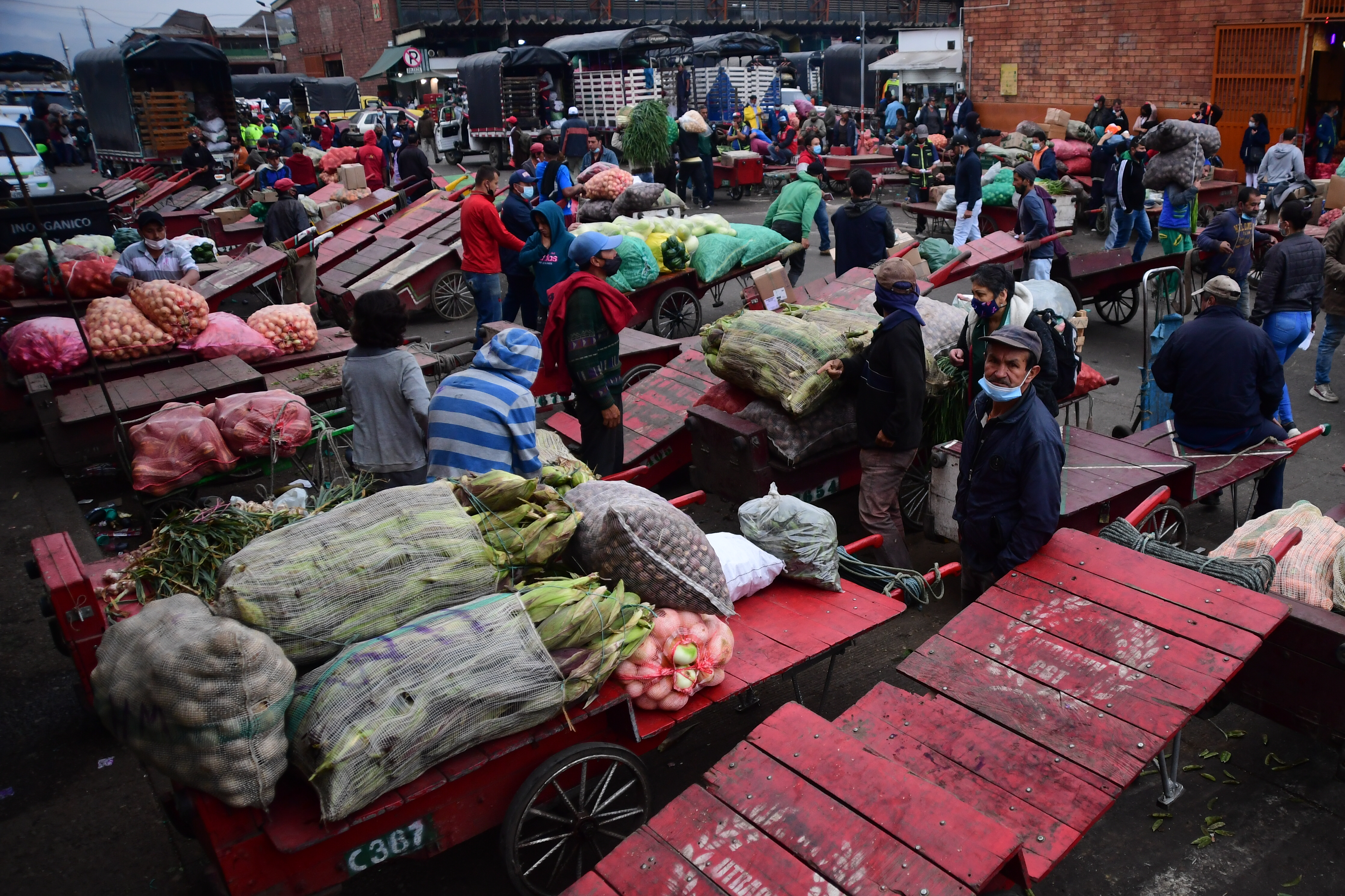 Vendedores y productos tales como frutas y verduras de esta central ubicada en Bogotá