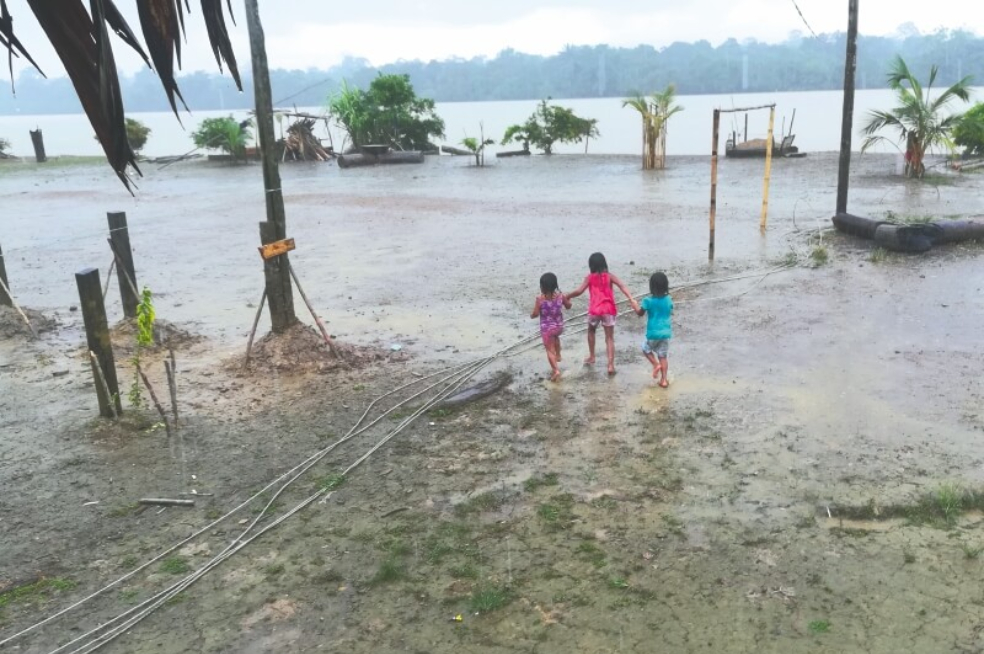 Autoridades indígenas están preocupadas por los reclutamientos de niños en el río San Juan. Denuncian que el Estado no los apoya. / Nicolás Sánchez Arévalo