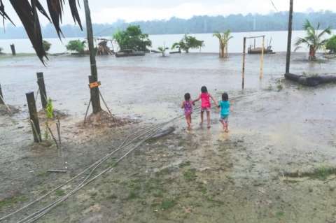 El Eln acecha a los niños en el río San Juan (Chocó)