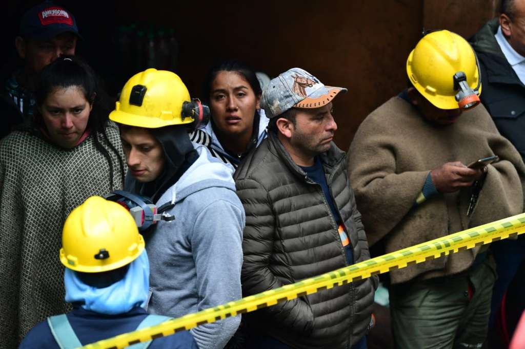 También se le prestó atención médica a tres rescatistas que presentaron problemas de salud por la inhalación al interior de la mina.