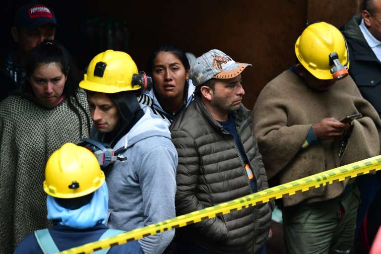 También se le prestó atención médica a tres rescatistas que presentaron problemas de salud por la inhalación al interior de la mina.