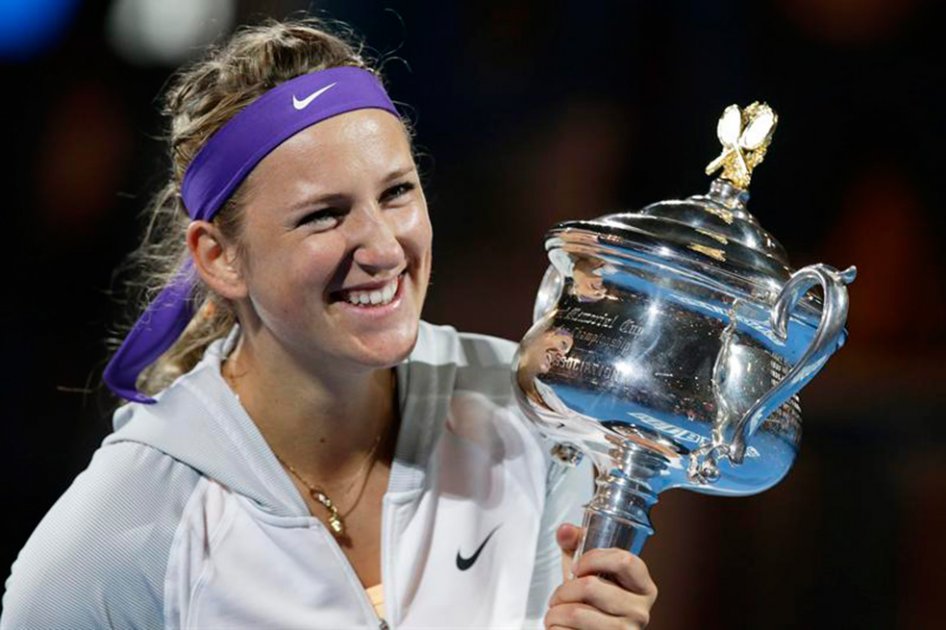 Victoria Azarenka posa con el trofeo del Abierto de Australia.