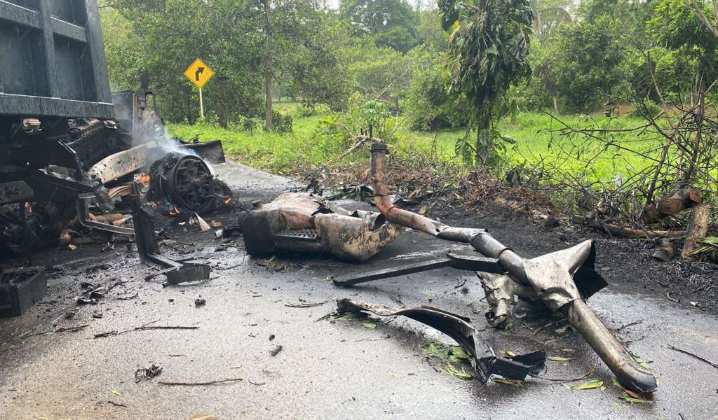 AME539. PUERTO JORDÁN (COLOMBIA), 17/09/2024.- Fotografía cedida por la oficina de comunicaciones del Ejército de Colombia de un camión incendiado durante un ataque a la base militar de Puerto Jordán, en el departamento colombiano de Arauca (este), este martes en Puerto Jordán (Colombia). El presidente colombiano, Gustavo Petro, condenó el ataque de la guerrilla del Ejército de Liberación Nacional (ELN) en el este del país que dejó dos soldados muertos y 27 heridos, y aseguró que "es una acción que cierra un proceso de paz con sangre". EFE/ Ejército De Colombia SOLO USO EDITORIAL/NO VENTAS/SOLO DISPONIBLE PARA ILUSTRAR LA NOTICIA QUE ACOMPAÑA/CRÉDITO OBLIGATORIO/MÁXIMA CALIDAD DISPONIBLE