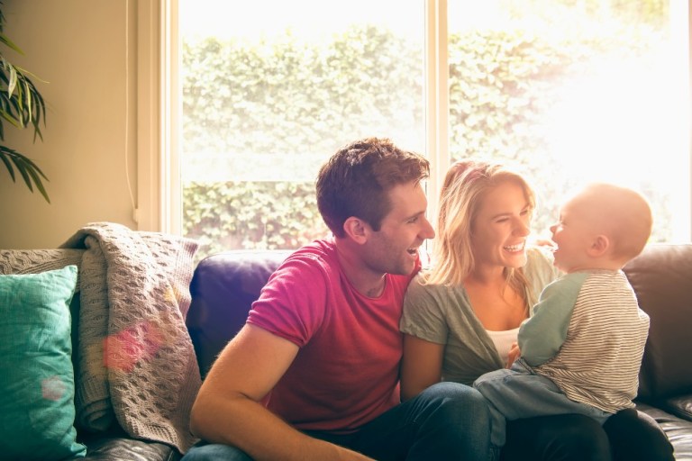 Los padres, obligados a sostener a sus hijos de forma solidaria y equitativa: Corte Suprema