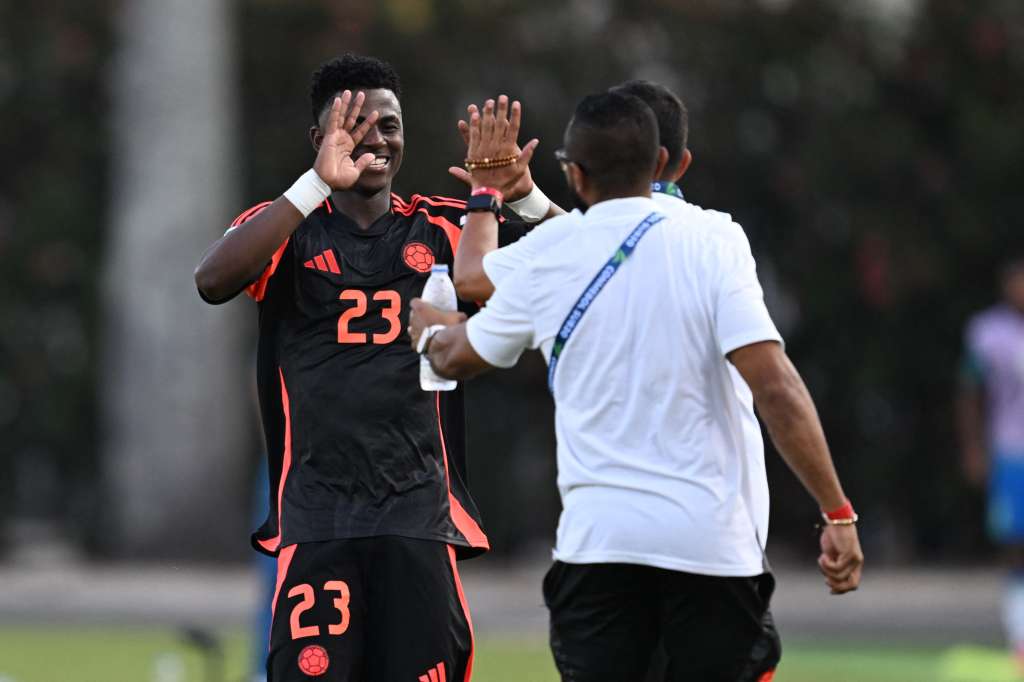 El mediocampista #23 de Colombia, Neiser Villarreal (izq.), celebra con el entrenador en jefe de Colombia, César Torres, después de anotar el primer gol de su equipo durante el partido por el campeonato sudamericano de fútbol sub-20 de 2025 entre Brasil y Colombia en el estadio Misael Delgado en Valencia, estado Carabobo, Venezuela, el 1 de febrero de 2025.