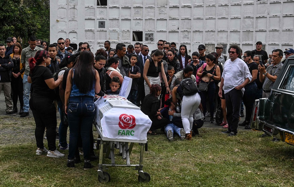 Desde la firma del Acuerdo de Paz en noviembre de 2016 han sido asesinados 244 excombatientes en el país. En la imagen, el sepelio de Manuel Antonio González, exguerrillero asesinado en Ituango, en diciembre 2019.