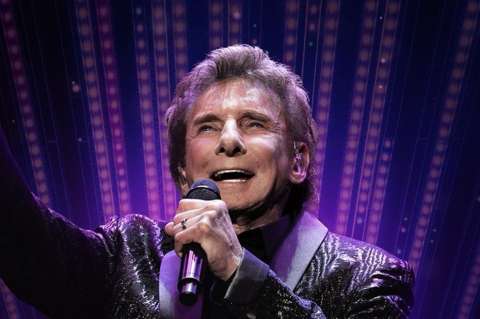 Barry Manilow reveló que padece cáncer de pulmón y aplaza conciertos en EEUU