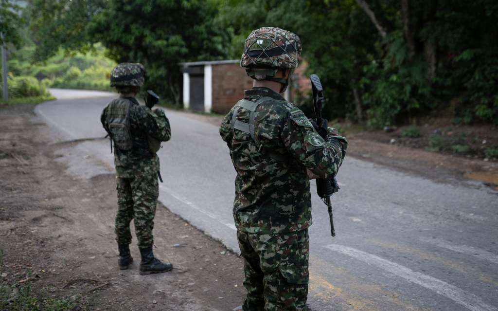 Miembros de la brigada 30 en una de las principales vías de Norte de Santander.