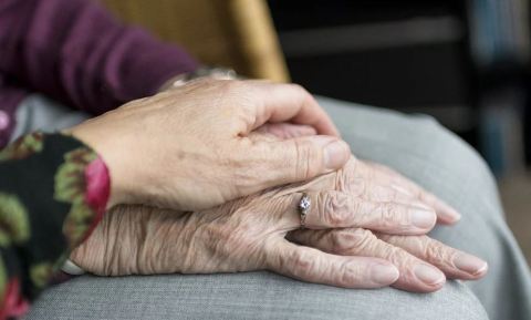 Científicos sugieren que las personas envejecerían aceleradamente en dos edades específicas