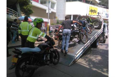 Desmanes entre mototaxistas y Esmad en Piedecuesta