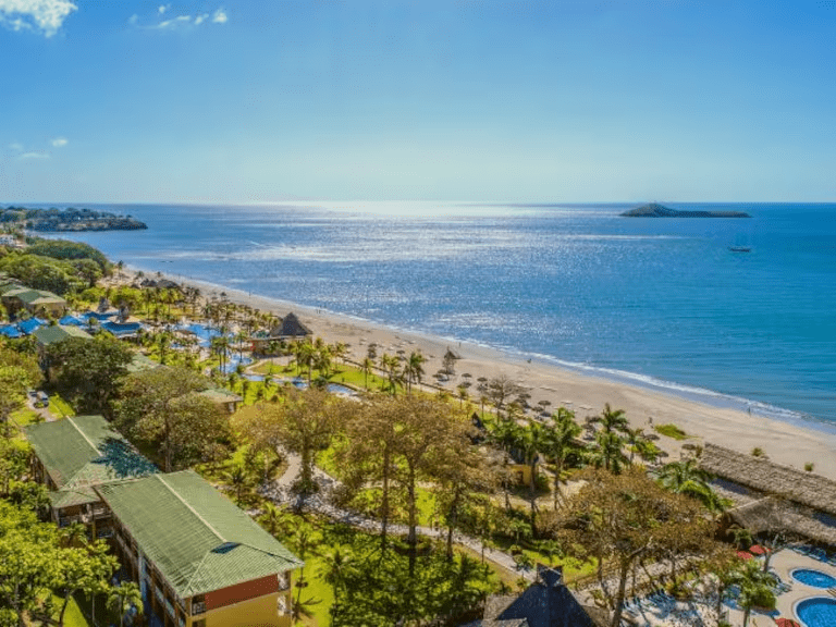 Ubicado en Farallón, Río Hato, a solo 90 minutos de la ciudad de Panamá está el Grand Decameron Panamá, a Trademark All Inclusive Resort.