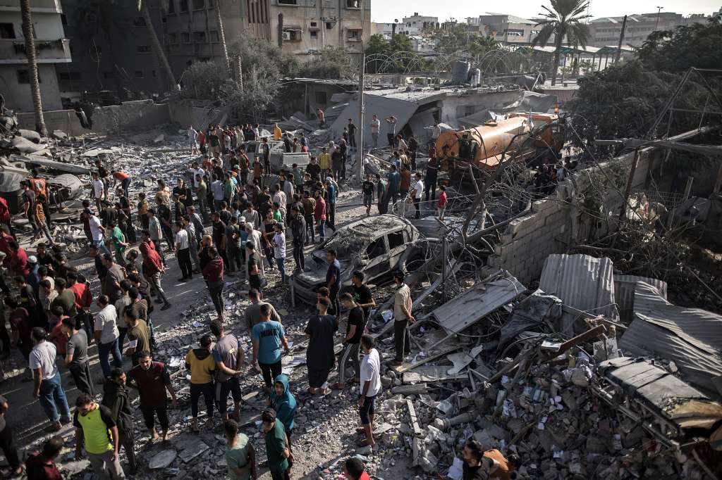 Gaza (---), 07/11/2023.- Palestinians search for bodies and survivors among the rubble of a residential building following an Israeli strike in Khan Younis, southern Gaza Strip, 07 November 2023. More than 10,000 Palestinians and at least 1,400 Israelis have been killed, according to the Israel Defense Forces (IDF) and the Palestinian health authority, since Hamas militants launched an attack against Israel from the Gaza Strip on 07 October, and the Israeli operations in Gaza and the West Bank which followed it. EFE/EPA/HAITHAM IMAD