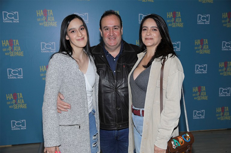 Ana Sofía Gutiérrez, Alejandro Gutiérrez y Gloria Duque en Hasta que la plata nos separe