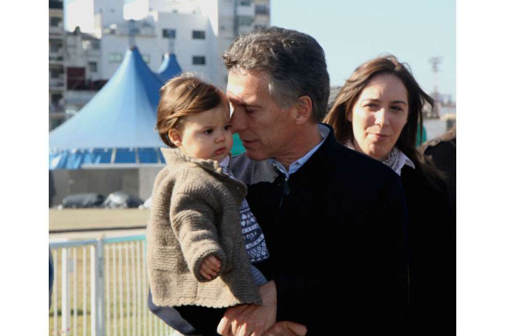 Una de las imágenes "más fuertes" que se usaron en la campaña electoral argentina en 2015 y que "se sigue utilizando" es la representación de Macri como "jefe de familia, con su hija perfecta, simpática, pura y rozagante". / Cortesía