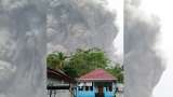 El volcán Semeru en Indonesia hace erupción y cubre de ceniza varias poblaciones