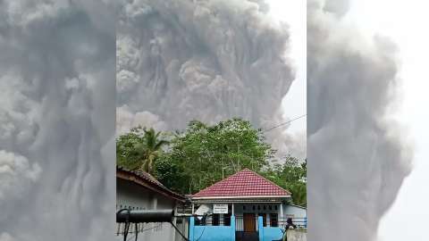 El volcán Semeru en Indonesia hace erupción y cubre de ceniza varias poblaciones