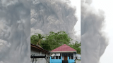 El volcán Semeru en Indonesia hace erupción y cubre de ceniza varias poblaciones