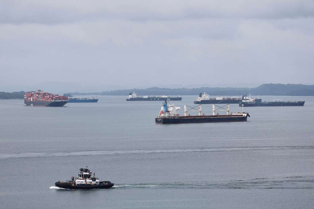 AME4024. COLÓN (PANAMÁ), 03/09/2026.- Fotografía que muestra buques de carga esperando entrar por las esclusas de Agua Clara este martes, en el Canal de Panamá en Colón (Panamá). El Canal de Panamá restringe desde este jueves a 34, de una media de 36, los tránsitos diarios de buques, una medida que busca ahorrar el agua dulce que le proveen dos lagos que ya sufren por la falta de lluvias asociadas al fenómeno El Niño. EFE/Bienvenido Velasco