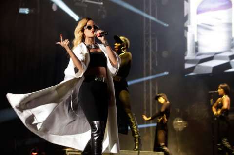 Rihanna deslumbra y conquista en su gira europea