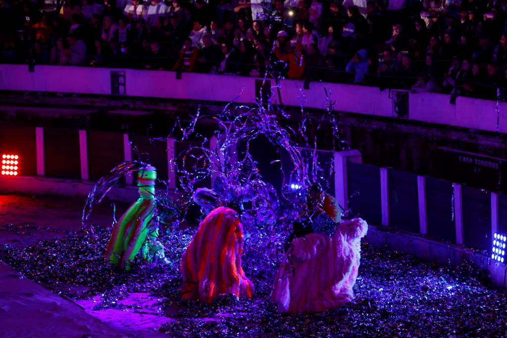 AME1305. BOGOTÁ (COLOMBIA), 20/09/2025.- Actores presentan 'La casa común', una gran experiencia teatral inmersiva, que dará la bienvenida a la primera edición de la Bienal Internacional de Arte y Ciudad BOG25 este sábado, en Bogotá (Colombia). EFE/ Mauricio Dueñas Castañeda