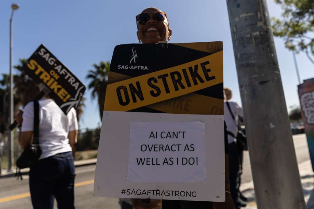 Los Angeles (United States), 08/11/2023.- A protestor holds a poster reading 'AI Can't Overact as Well as I Do' as SAG-AFTRA members and supporters demonstrate in front of Netflix headquarters on a post-apocalyptic theme in Los Angeles, California, 08 November 2023. The Screen Actors Guild-American Federation of Television and Radio Artists (SAG-AFTRA) has been on strike since 14 July 2023, it is the longest strike in SAG-AFTRA history. (Protestas) EFE/EPA/ETIENNE LAURENT