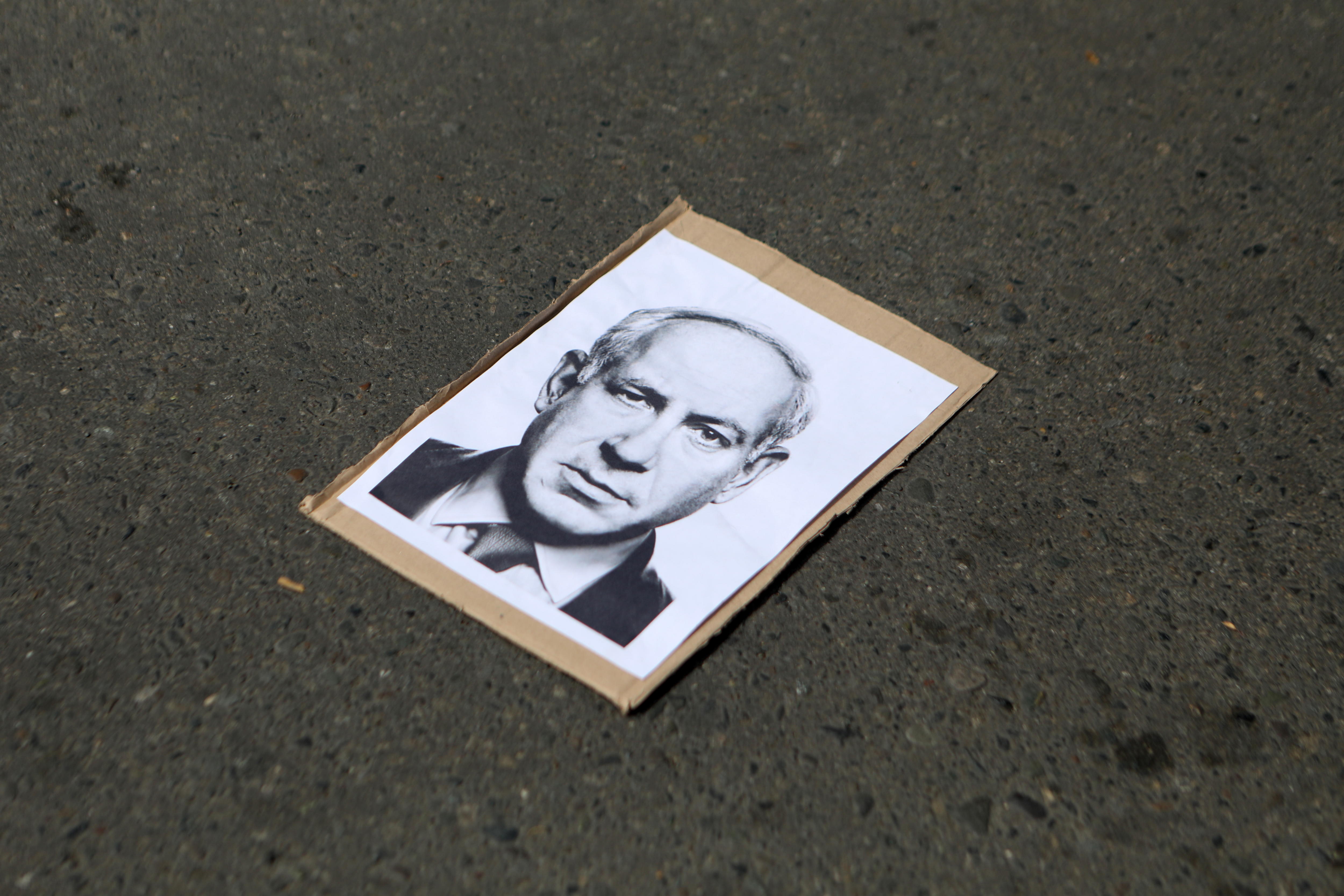 Banda Aceh (Indonesia), 18/05/2024.- An image of Israeli Prime Minister Benjamin Netanyahu is placed on the street during a rally in support of the Palestinian people, in Banda Aceh, Indonesia, 18 May 2024. Hundreds of Indonesian muslim activists staged a solidarity rally to protest and ask people to boycott all the products related to Israel. More than 35,000 Palestinians and over 1,400 Israelis have been killed, according to the Palestinian Health Ministry and the Israel Defense Forces (IDF), since Hamas militants launched an attack against Israel from the Gaza Strip on 07 October 2023, and the Israeli operations in Gaza and the West Bank which followed it. (Protestas) EFE/EPA/HOTLI SIMANJUNTAK