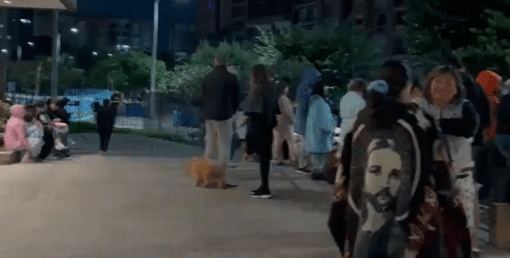 Varias familias evacuaron sus viviendas tras el sismo en la ciudad de Bogotá.