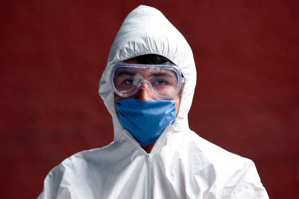 Un trabajador de la salud posa para una fotografía mientras desinfecta el Hospital General de Tacuba en la Ciudad de México el 21 de abril de 2020. / AFP