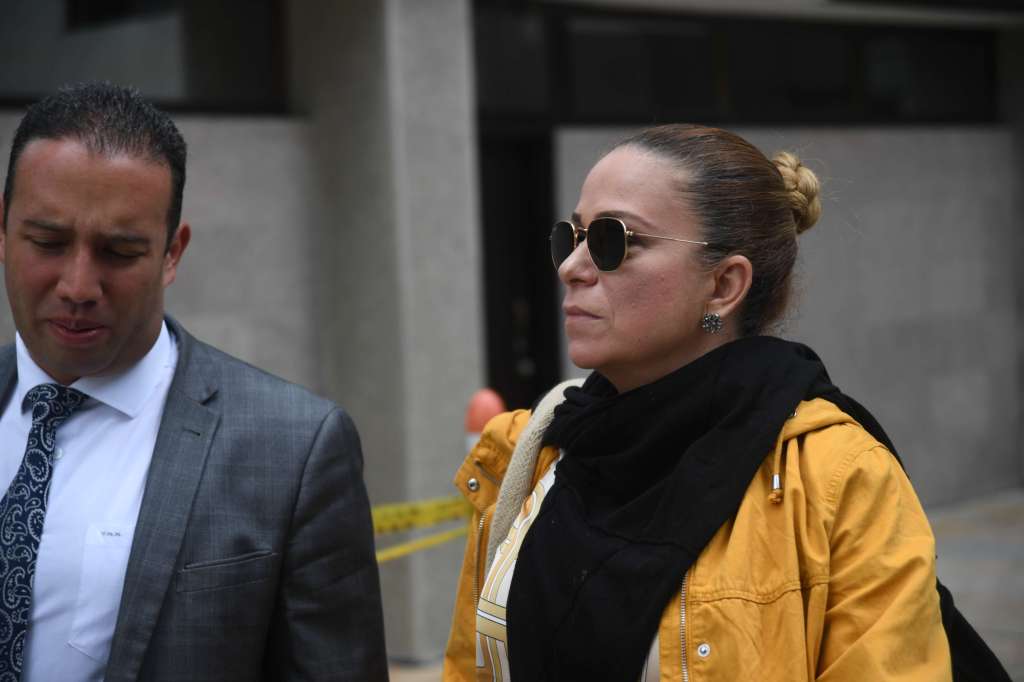 María Claudia "Caya" Daza, junto al abogado Víctor Mosquera, el día que declaró en la Corte Suprema de Justicia por el caso Uribe.