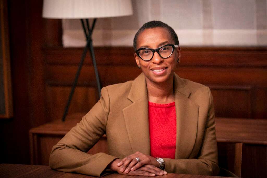 Claudine Gay ha sido profesora de gobierno y de estudios africanos y afroamericanos en la Universidad de Harvard, de donde obtuvo un doctorado en 1998.