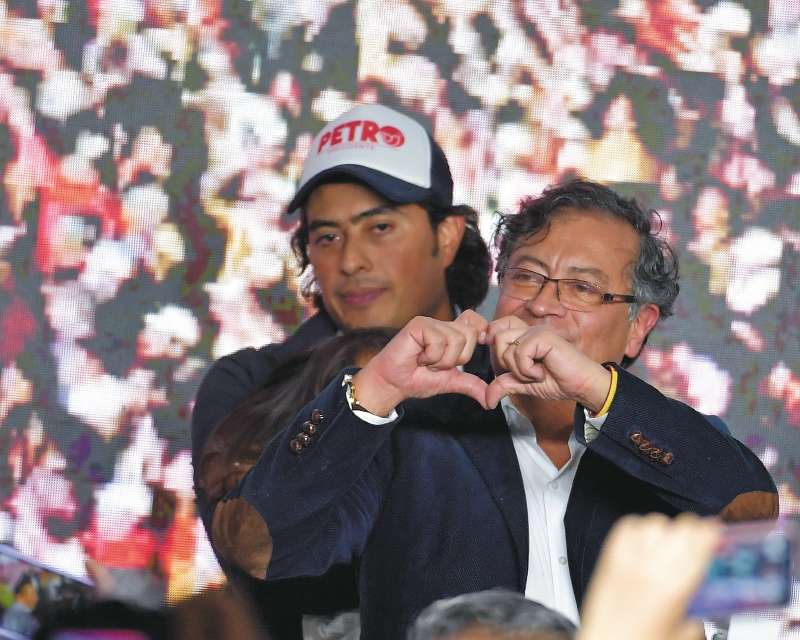 Nicolás Petro y su padre, Gustavo Petro Urrego, durante la celebración por la victoria de este último en las elecciones del año pasado. / Óscar Pérez