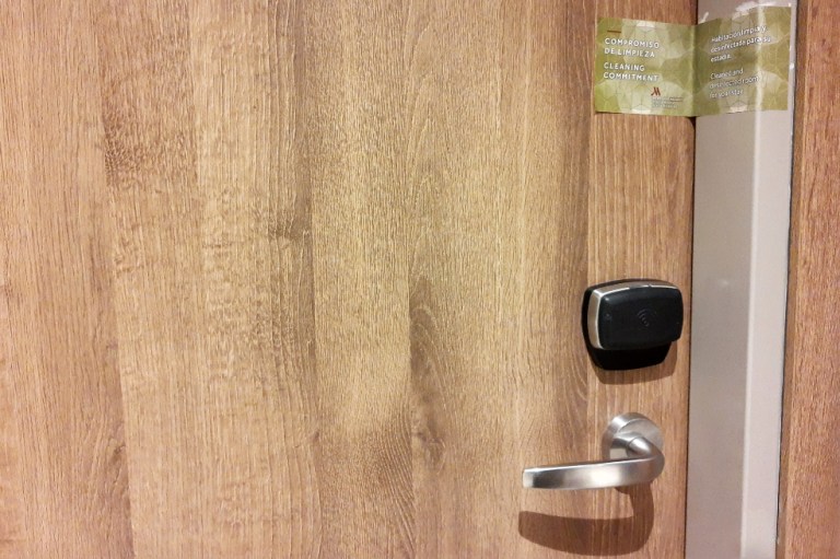 En la entrada de las habitaciones ponen un sello que solo se rompe al abrir la puerta e indica que luego de la desinfección nadie más entró.