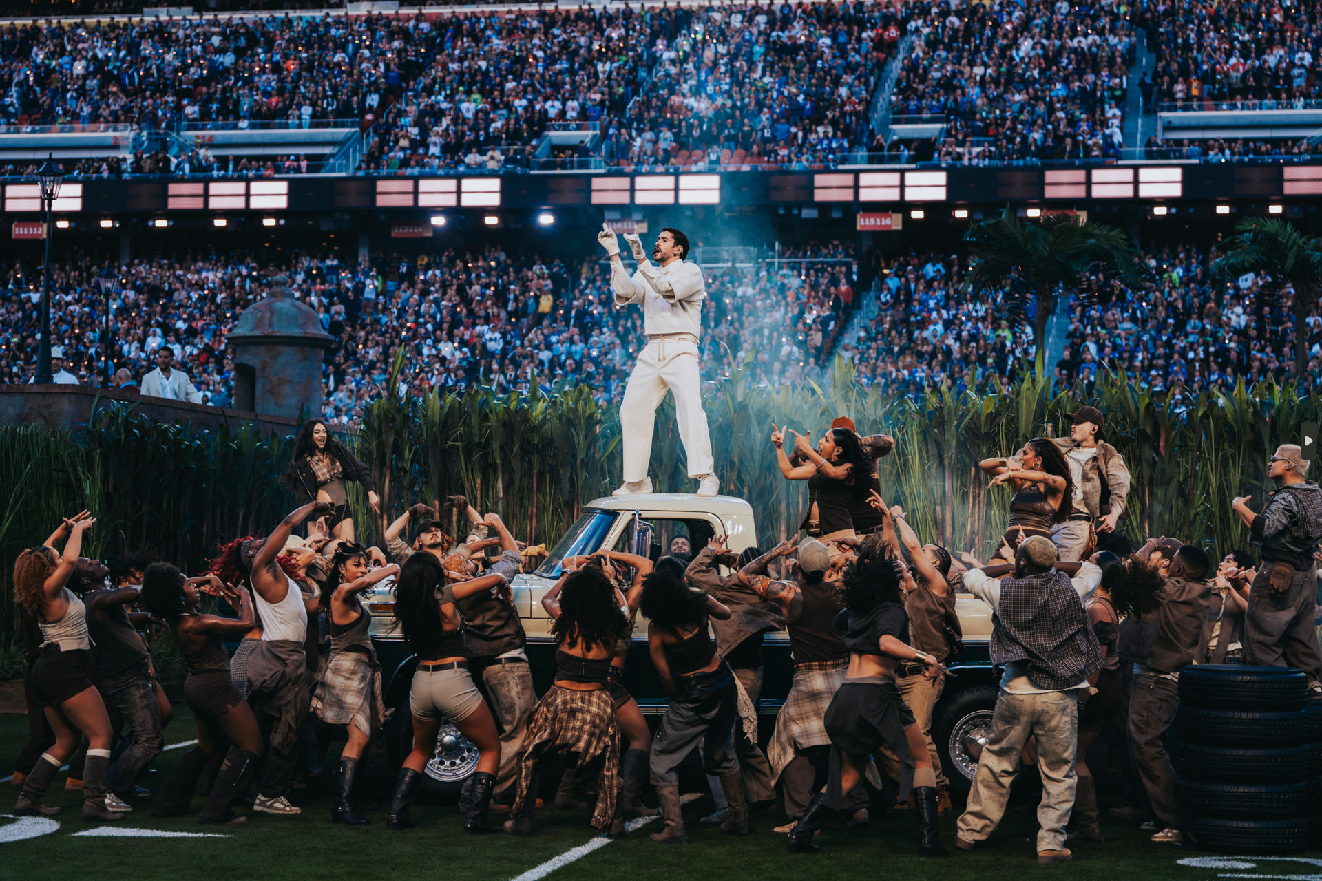 SANTA CLARA (ESTADOS UNIDOS), 09/02/2026.-, El cantante puertorriqueño Bad Bunny durante su actuación en el descanso del Super Bowl en Santa Clara, California, Estados Unidos. El conjunto blanco con el que la estrella puertorriqueña Bad Bunny actuó en el descanso del Super Bowl fue diseñado por la marca española Zara, según informó este domingo la revista Vogue. EFE/Acoustyle / SOLO USO EDITORIAL/SOLO DISPONIBLE PARA ILUSTRAR LA NOTICIA QUE ACOMPAÑA (CRÉDITO OBLIGATORIO)
