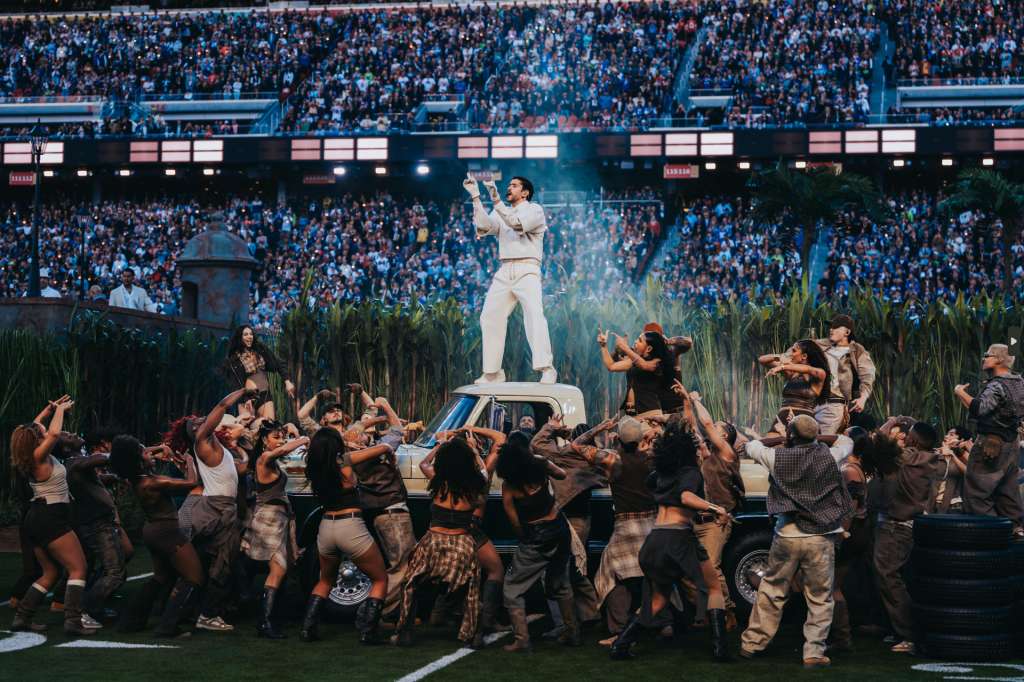 SANTA CLARA (ESTADOS UNIDOS), 09/02/2026.-, El cantante puertorriqueño Bad Bunny durante su actuación en el descanso del Super Bowl en Santa Clara, California, Estados Unidos. El conjunto blanco con el que la estrella puertorriqueña Bad Bunny actuó en el descanso del Super Bowl fue diseñado por la marca española Zara, según informó este domingo la revista Vogue. EFE/Acoustyle / SOLO USO EDITORIAL/SOLO DISPONIBLE PARA ILUSTRAR LA NOTICIA QUE ACOMPAÑA (CRÉDITO OBLIGATORIO)