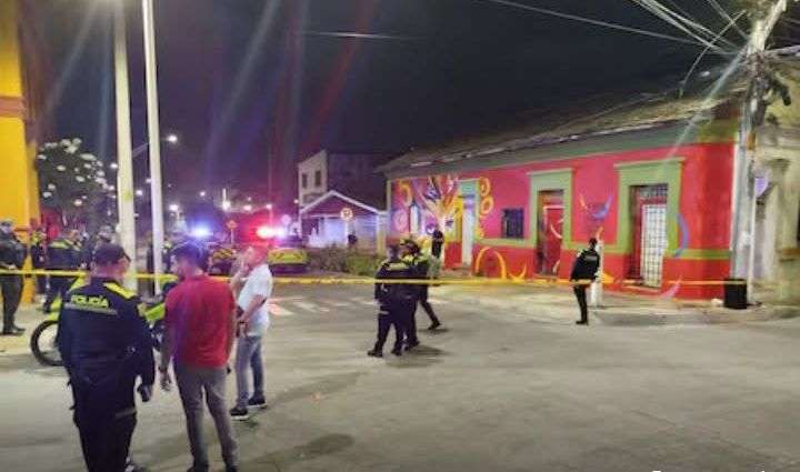 En el atentado una mujer perdió la vida y cinco personas resultaron heridas.