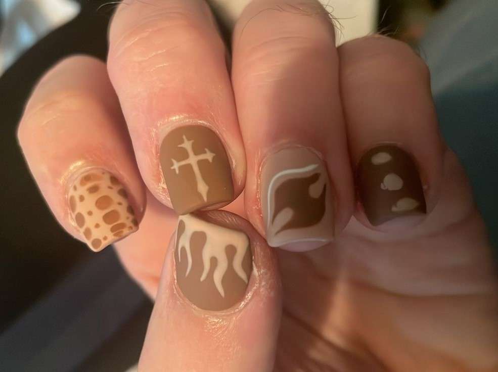 Los esmaltes con efecto de arena son una opción popular. Estos esmaltes contienen pequeñas partículas que crean una textura arenosa cuando se secan.