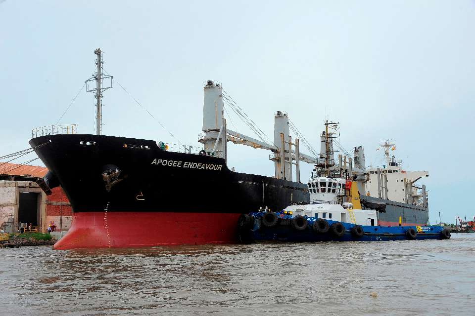 Respiro a la inflación: Colombia recibe cargamento de fertilizantes de Venezuela
