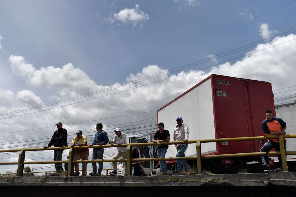 Bloqueos en la calle 13 de Bogotá por el paro camionero
