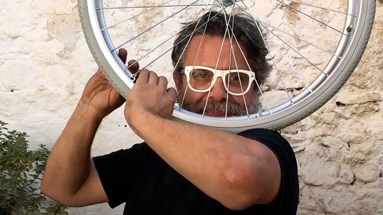 Xavier Lozano, el hombre que hace música con ladrillos, sillas y hasta una muleta