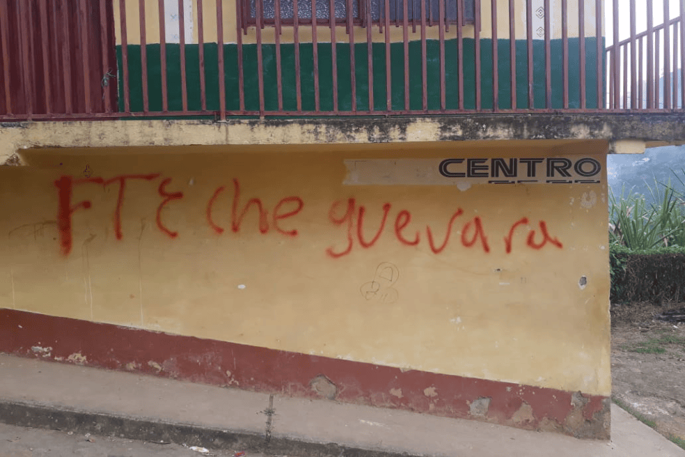 Grafitis del ELN en Riosucio (Caldas) durante el paro armado declarado en 2020.