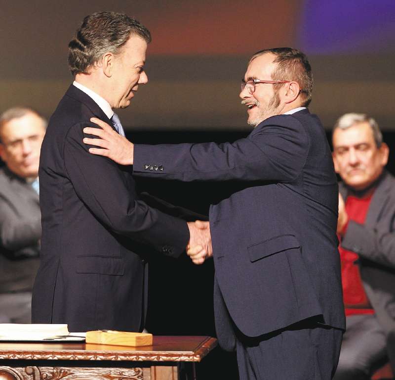 El próximo miércoles 24 de noviembre se cumplen cinco años de la firma del Acuerdo de Paz en el Teatro Colón, de Bogotá, protocolizado con este afectuoso saludo entre Juan Manuel Santos y Rodrigo Londoño. / EFE