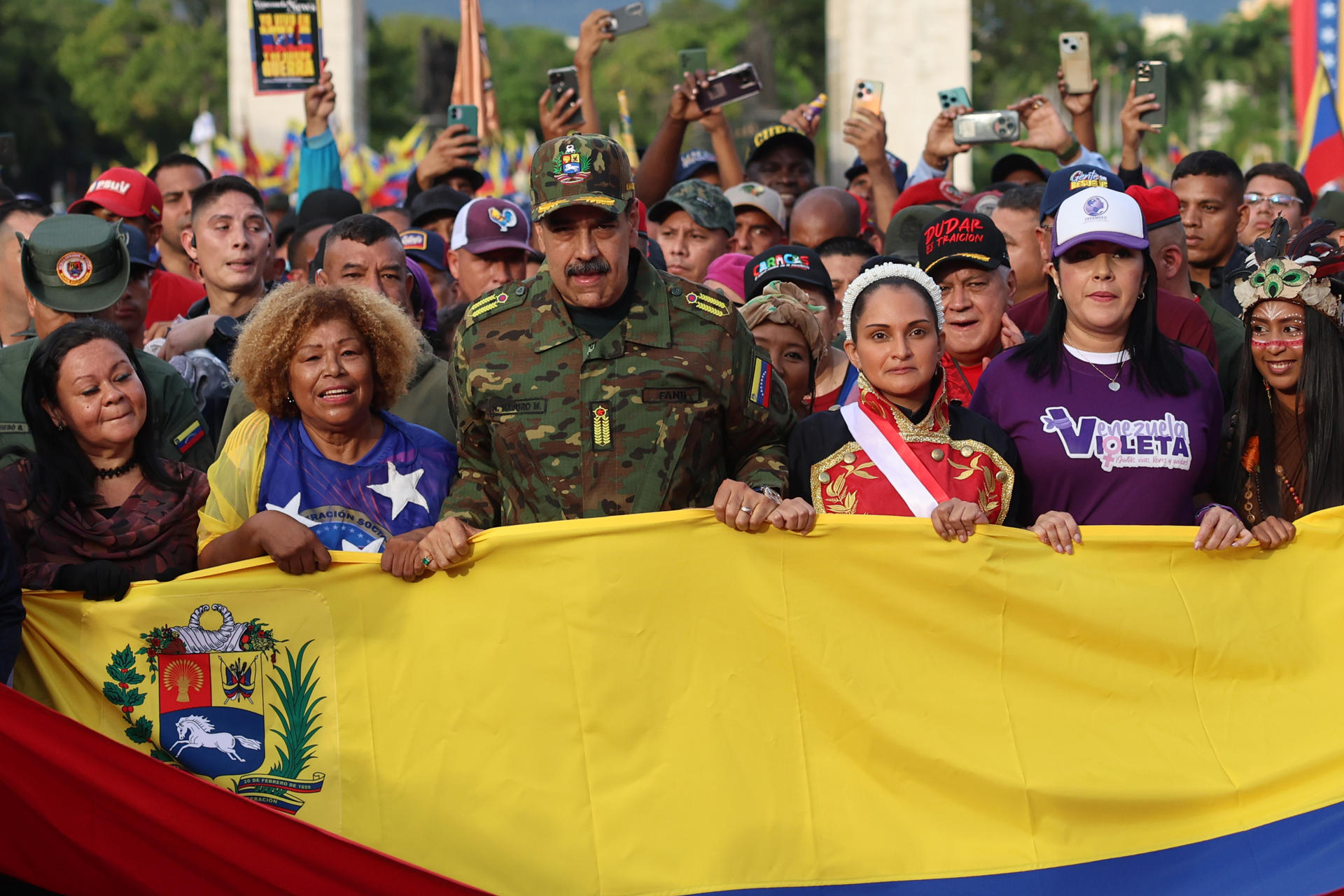 AME2633. CARACAS (VENEZUELA), 25/11/2025.- El presidente de Venezuela, Nicolás Maduro (3-i), asiste a la Gran Marcha Bicentenario de la Espada del Perú este martes, en Caracas (Venezuela). Maduro exhibió la espada del libertador Simón Bolívar -también conocida como la Espada del Perú-, ante miles de asistentes a una marcha contra el "imperialismo" en Caracas, un día después de que EE.UU. designara al denominado Cartel de los Soles como organización terrorista extranjera. EFE/ Miguel Gutiérrez
