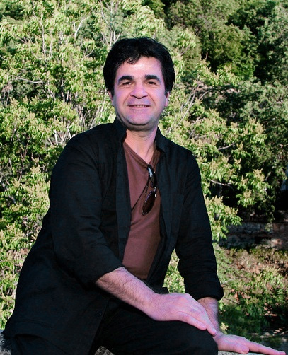Jafar Panahi fue también detenido en 2010 en Irán. Pasó 88 días en prisión. En diciembre de 2010 fue condenado a seis años de cárcel por "actuar contra la seguridad nacional y hacer propaganda contra el estado”.