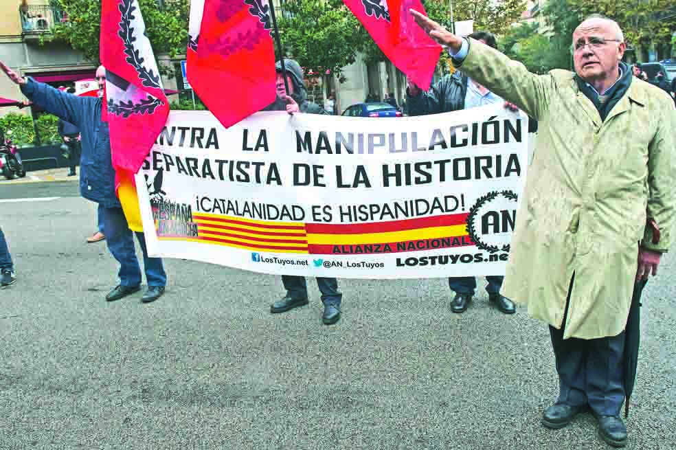 Participante en la concentración convocada por los ultras de “La España en Marcha” ante la Delegación del Gobierno como protesta por la convocatoria de consulta del 9N. /EFE