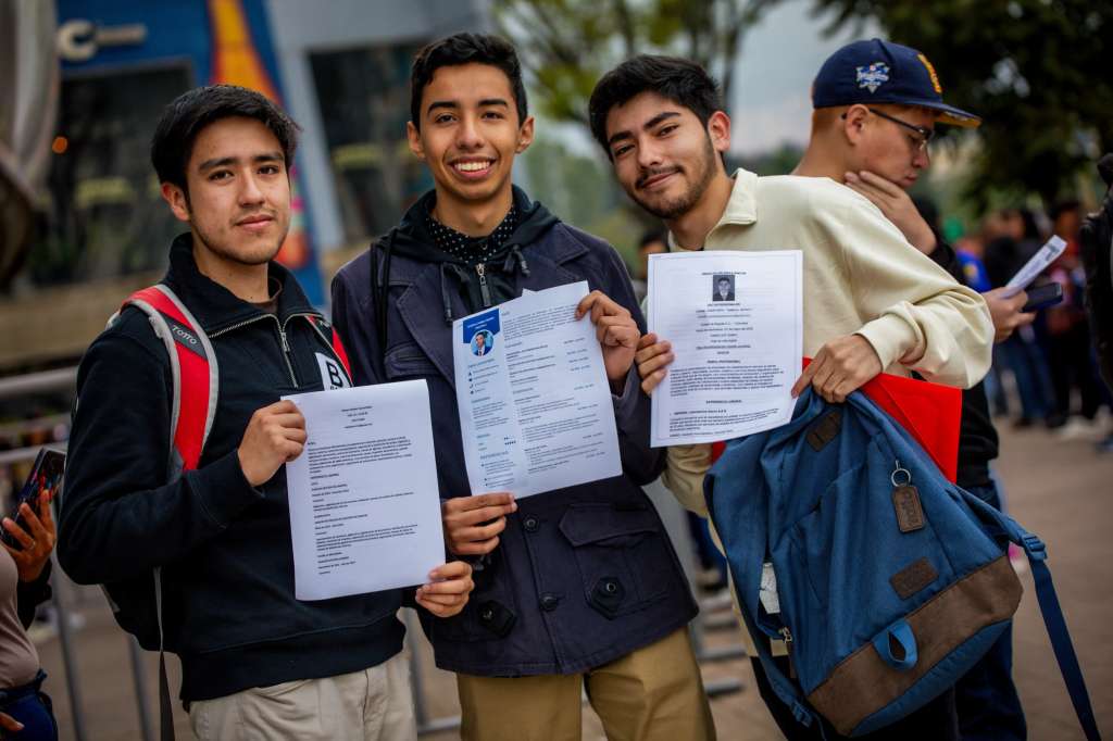 230 oportunidades para jóvenes.